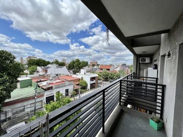 Excelente semipiso con balcón al frente - Actualmente Alquilado.