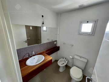 Excelente semipiso con balcón al frente - Actualmente Alquilado.