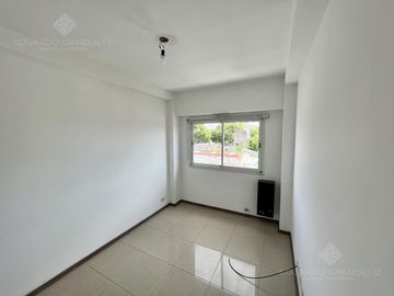 Excelente semipiso con balcón al frente - Actualmente Alquilado.