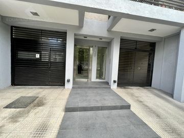 Excelente semipiso con balcón al frente - Actualmente Alquilado.