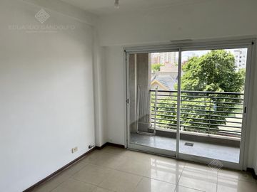 Excelente semipiso con balcón al frente - Actualmente Alquilado.