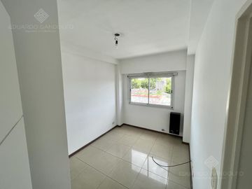 Excelente semipiso con balcón al frente - Actualmente Alquilado.