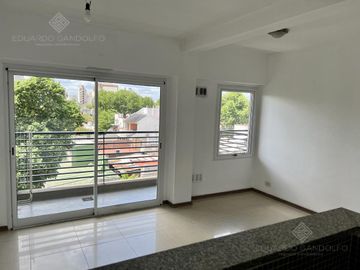Excelente semipiso con balcón al frente - Actualmente Alquilado.