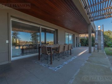 Casa 4 ambientes con increible vista en Canton Puerto - Escobar -PG