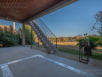 Casa 4 ambientes con increible vista en Canton Puerto - Escobar -PG