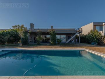 Casa 4 ambientes con increible vista en Canton Puerto - Escobar -PG