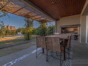 Casa 4 ambientes con increible vista en Canton Puerto - Escobar -PG