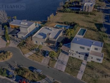 Casa 4 ambientes con increible vista en Canton Puerto - Escobar -PG
