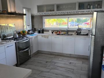 Casa 4 ambientes con increible vista en Canton Puerto - Escobar -PG