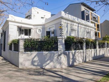Casa de 6 ambientes de estilo arquitectónico antiguo en venta en Florida.
