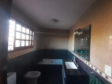Casa venta - 4 dormitorios 2 baños - 283mts2 totales - Glew