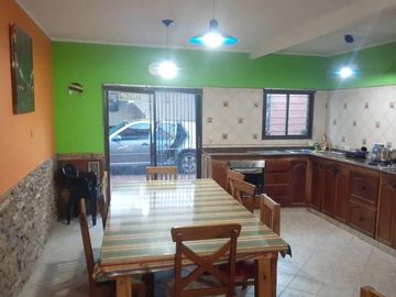 Casa venta - 4 dormitorios 2 baños - 283mts2 totales - Glew