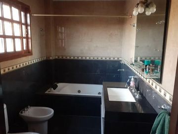 Casa venta - 4 dormitorios 2 baños - 283mts2 totales - Glew