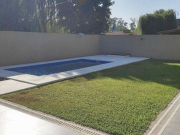 Venta Casa 5 ambientes cochera parque pileta en Vicente Casares