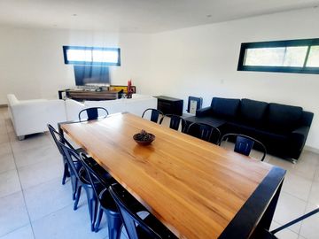 Venta Casa 5 ambientes cochera parque pileta en Vicente Casares
