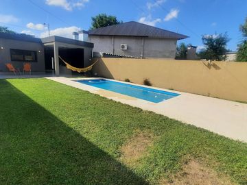 Venta Casa 5 ambientes cochera parque pileta en Vicente Casares