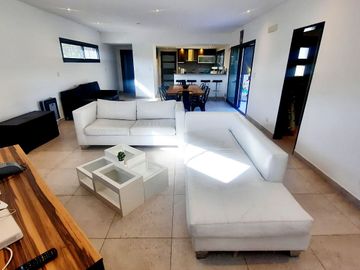 Venta Casa 5 ambientes cochera parque pileta en Vicente Casares