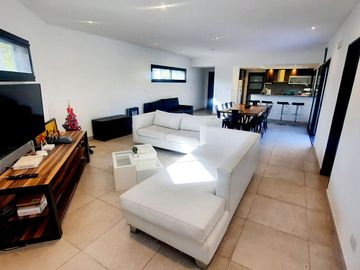 Venta Casa 5 ambientes cochera parque pileta en Vicente Casares