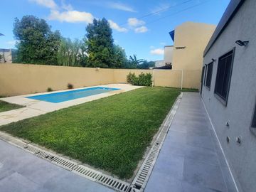 Venta Casa 5 ambientes cochera parque pileta en Vicente Casares