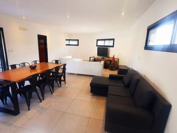 Venta Casa 5 ambientes cochera parque pileta en Vicente Casares