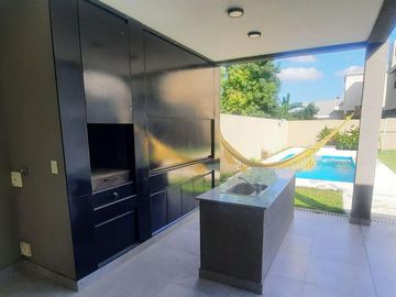 Venta Casa 5 ambientes cochera parque pileta en Vicente Casares