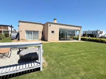 Casa en venta - 3 Dormitorios 2 Baños - 720mts2 - Pueblos del Plata, Guillermo E. Hudson