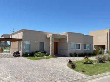Casa en venta - 3 Dormitorios 2 Baños - 720mts2 - Pueblos del Plata, Guillermo E. Hudson