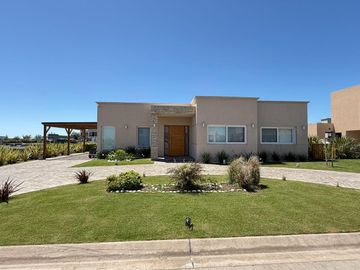 Casa en venta - 3 Dormitorios 2 Baños - 720mts2 - Pueblos del Plata, Guillermo E. Hudson