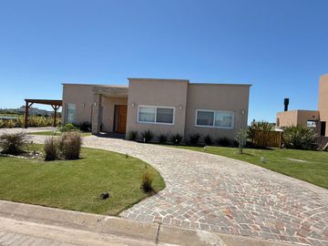 Casa en venta - 3 Dormitorios 2 Baños - 720mts2 - Pueblos del Plata, Guillermo E. Hudson
