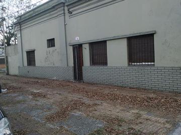 Casa en venta - 2 dormitorios 1 baño - 300mts2 - La Plata