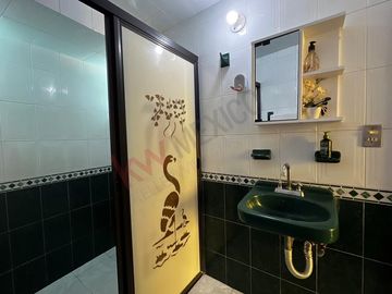 CASA EN VENTA, IZTAPALAPA, CIUDAD DE MÉXICO, 4 RECAMARAS Y 4 ESTACIONAMIENTOS