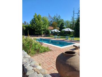Se vende preciosa Casa Estilo Provenzal AMOBLADA en Sector El Carmen- Pirque