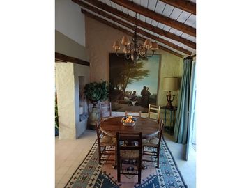 Se vende preciosa Casa Estilo Provenzal AMOBLADA en Sector El Carmen- Pirque