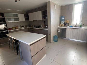 Casa en condominio con excelente ubicación y seguridad, sector Av. Cuatro Esquinas