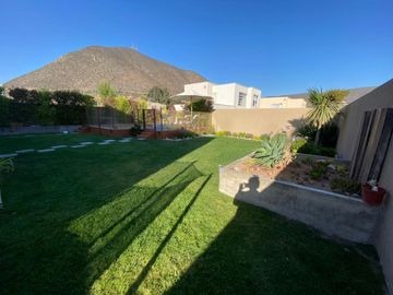 Casa en condominio con excelente ubicación y seguridad, sector Av. Cuatro Esquinas