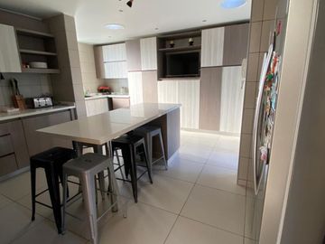 Casa en condominio con excelente ubicación y seguridad, sector Av. Cuatro Esquinas