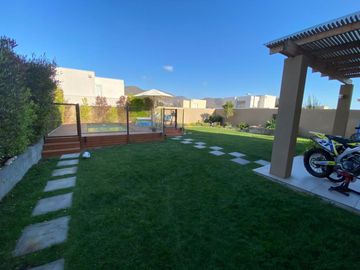 Casa en condominio con excelente ubicación y seguridad, sector Av. Cuatro Esquinas