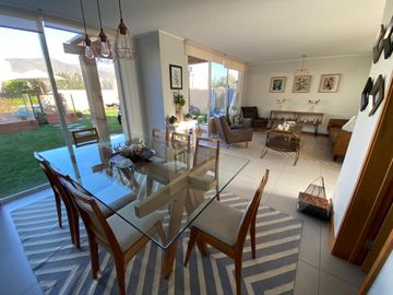 Casa en condominio con excelente ubicación y seguridad, sector Av. Cuatro Esquinas