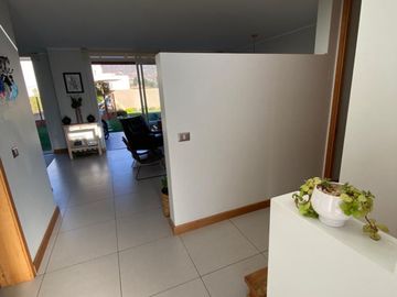 Casa en condominio con excelente ubicación y seguridad, sector Av. Cuatro Esquinas