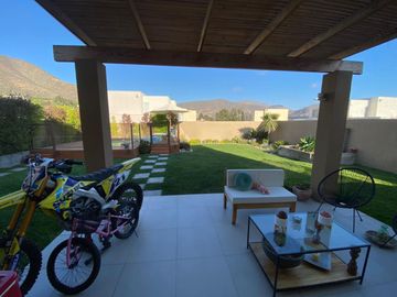 Casa en condominio con excelente ubicación y seguridad, sector Av. Cuatro Esquinas