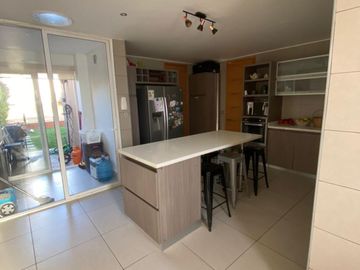 Casa en condominio con excelente ubicación y seguridad, sector Av. Cuatro Esquinas
