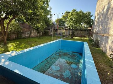 CASA CON DOS LOCALES VENTA EN Av. San Martin 4367  (REMEDIOS DE ESCALADA)