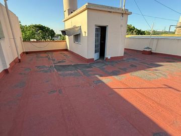 CASA CON DOS LOCALES VENTA EN Av. San Martin 4367  (REMEDIOS DE ESCALADA)