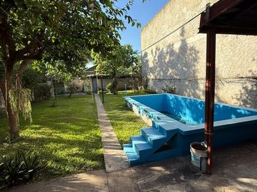 CASA CON DOS LOCALES VENTA EN Av. San Martin 4367  (REMEDIOS DE ESCALADA)