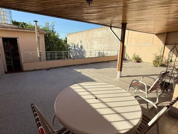 CASA CON DOS LOCALES VENTA EN Av. San Martin 4367  (REMEDIOS DE ESCALADA)