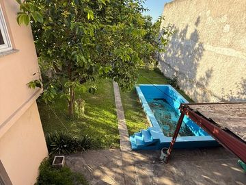 CASA CON DOS LOCALES VENTA EN Av. San Martin 4367  (REMEDIOS DE ESCALADA)