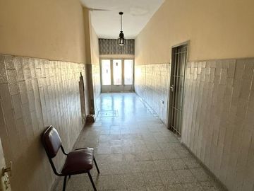 CASA CON DOS LOCALES VENTA EN Av. San Martin 4367  (REMEDIOS DE ESCALADA)