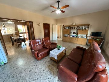 CASA CON DOS LOCALES VENTA EN Av. San Martin 4367  (REMEDIOS DE ESCALADA)
