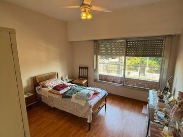 CASA CON DOS LOCALES VENTA EN Av. San Martin 4367  (REMEDIOS DE ESCALADA)