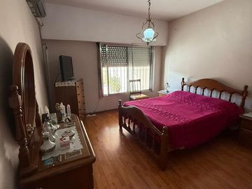 CASA CON DOS LOCALES VENTA EN Av. San Martin 4367  (REMEDIOS DE ESCALADA)